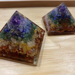 Pirâmide de Orgonite 7 Chakras - 4 X 4