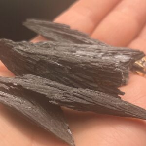 Cianite Preta ou Vassoura de Bruxa