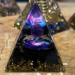 Orgonite Pirâmide de Ametista com Vórtice  de Ametrina