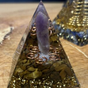Orgonite Pirâmide de Olho de Tigre e Ametista