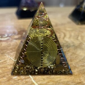 Orgonite Pirâmide de Olho de Tigre