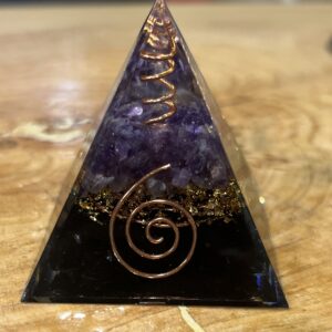 Orgonite Pirâmide de Ametista e Turmalina