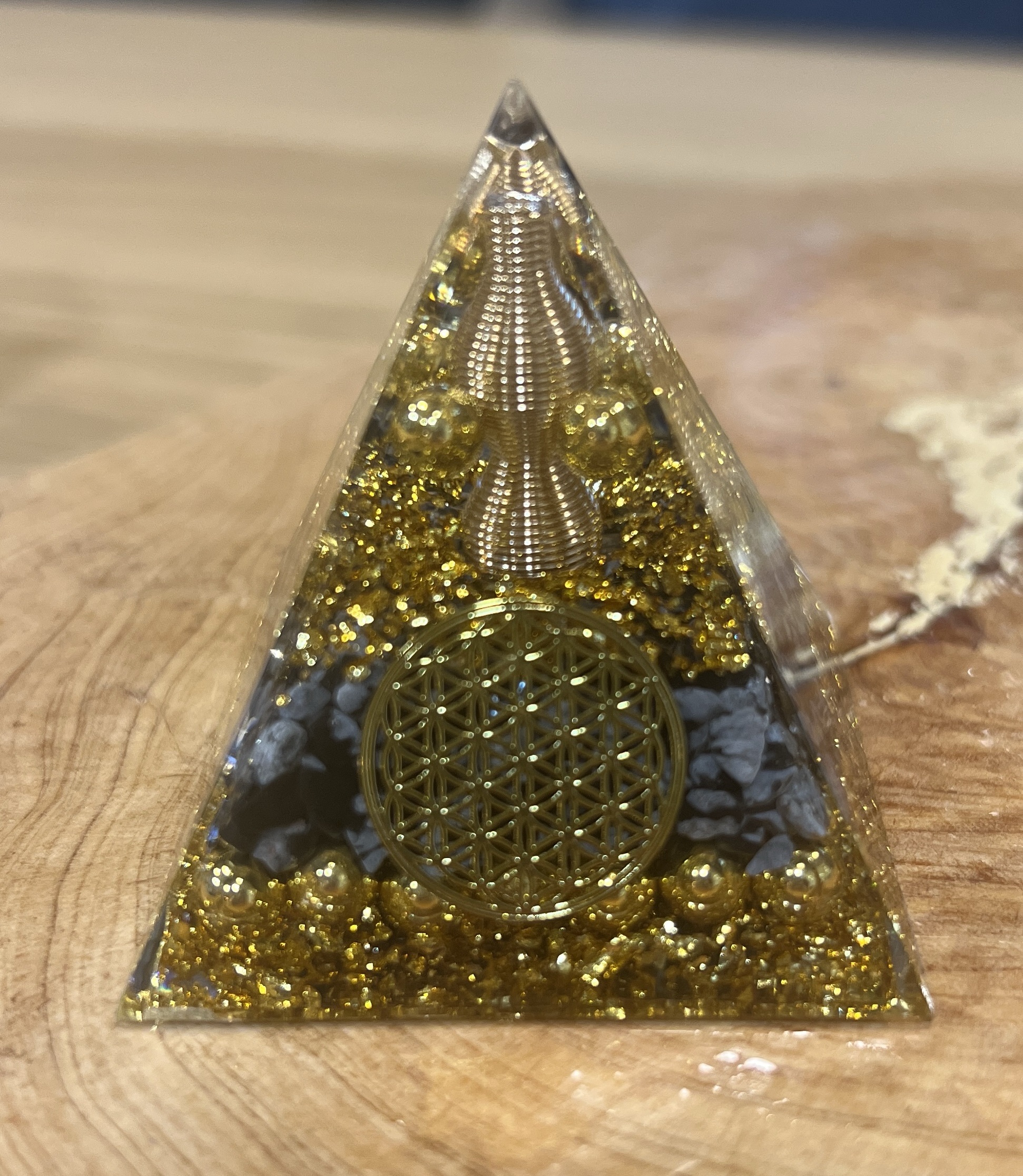 Orgonite Pirâmide de Quartzo Turmalinado